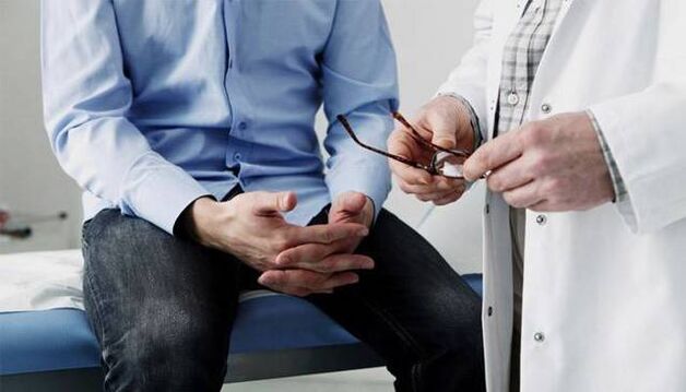 Der Arzt gibt dem Patienten mit Prostatitis Empfehlungen