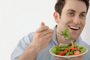 Essen von Gemüsesalat während der Behandlung von Prostatitis