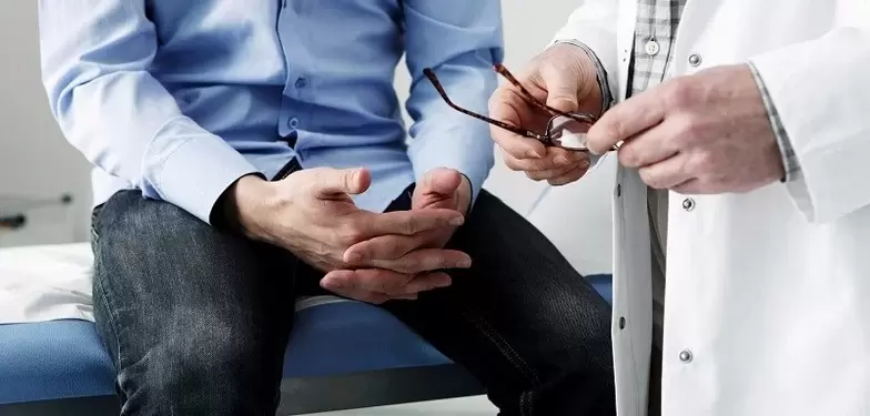 Bei den ersten Anzeichen einer Prostatitis sollte zur Bestätigung der Diagnose ein Urologe konsultiert werden. 